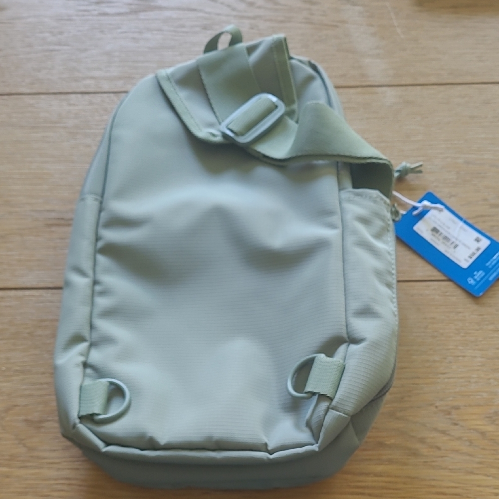 Adidas Green Backpack with Trefoil Logo and Clean Design - Picture 2 of 5